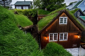 Hus med torvtak på Färöarna