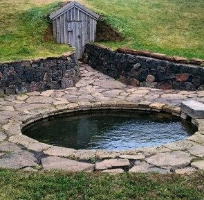 Traditionella hus med torvtak på Island